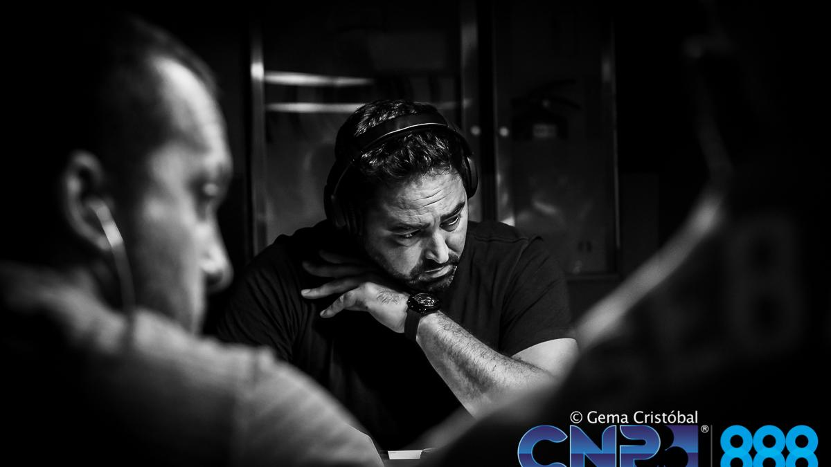 ¿Qué mano tendría David Lebrón? El líder coge un poco de aire tras la cena