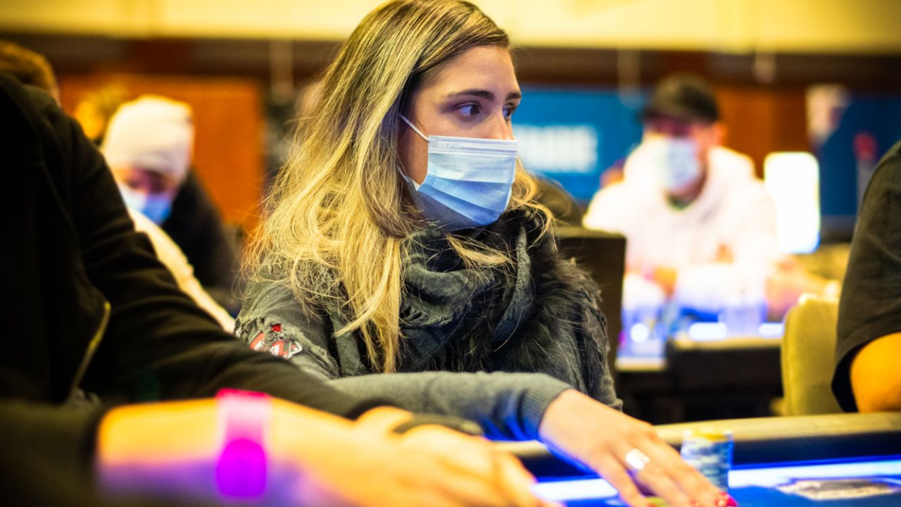 Sufrimos la primera baja, Ana Márquez no logra remar su shortstack y cae eliminada del Main Event