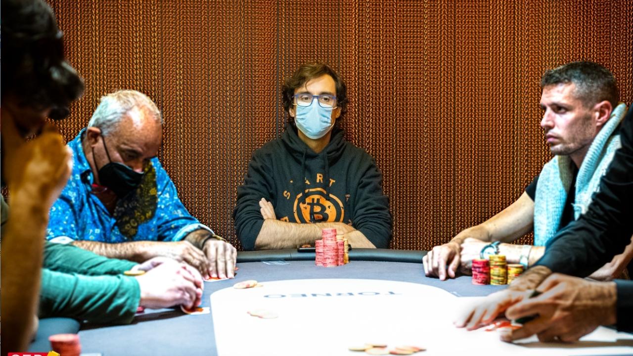 Carlos Lanzón es el Bubble Boy del CEP Murcia. Tras la mano, nos vamos al descanso de la cena