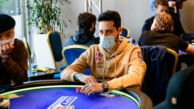 Mesa Final del Super High Roller 50k€ con Adrián Mateos líder y Juan Pardo en la parte baja de la clasificación provisional