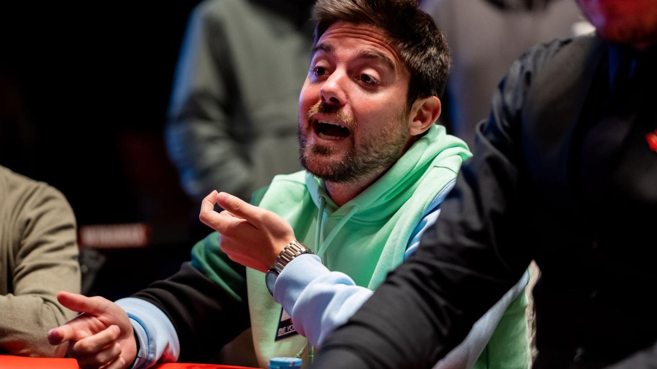 ¡Álex Romero se dobla en las primeras manos del Día 2! 