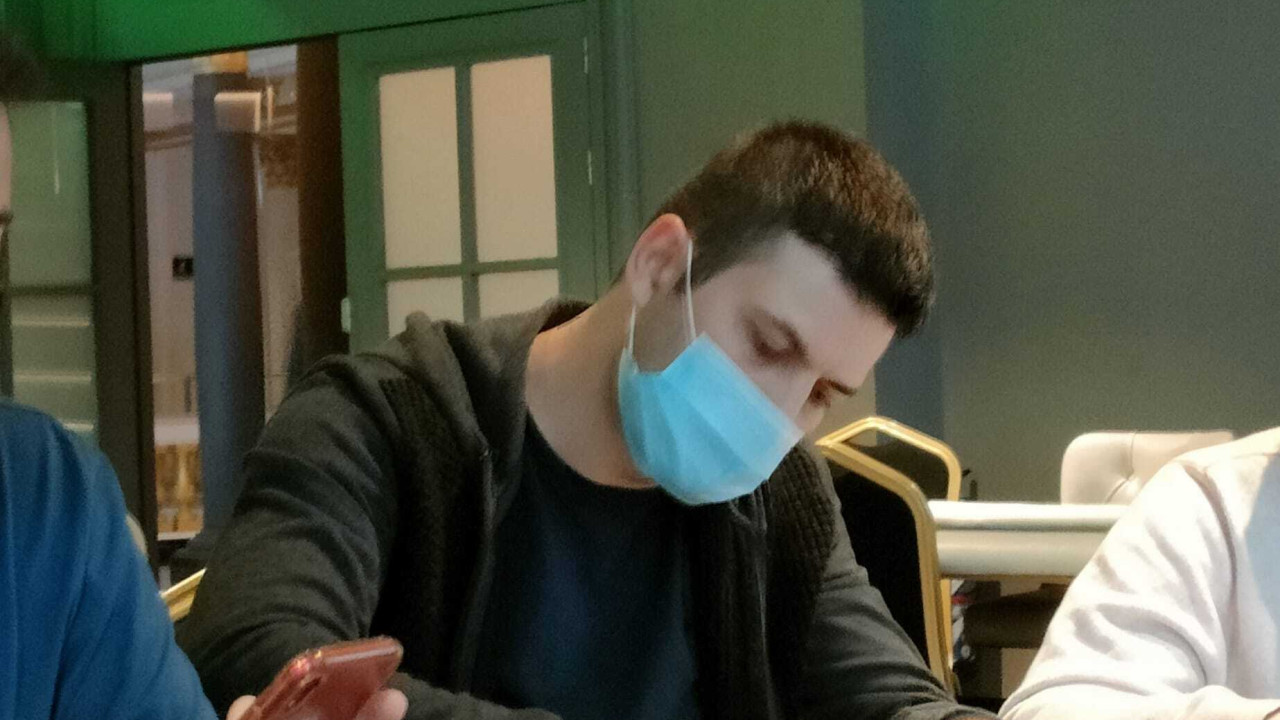 Mihai "Joker" muy activo en su mesa