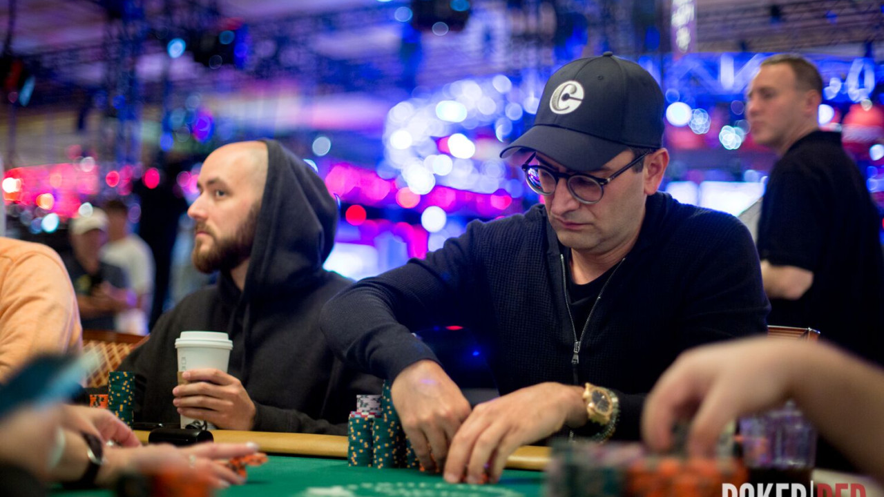 Dario Sanmartino golpea a Antonio Esfandiari