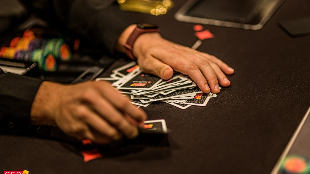 ¡Shuffle up and deal!