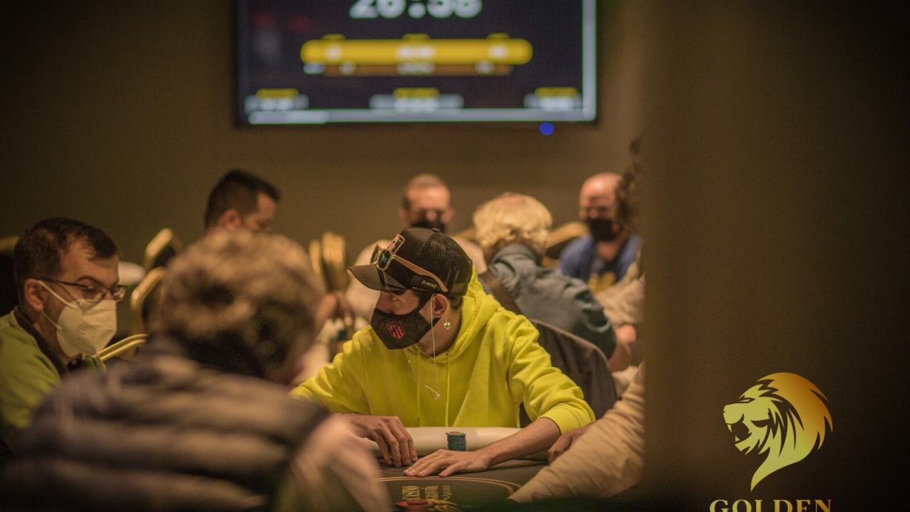 Alberto Sánchez se dobla en la última mesa del Main Event