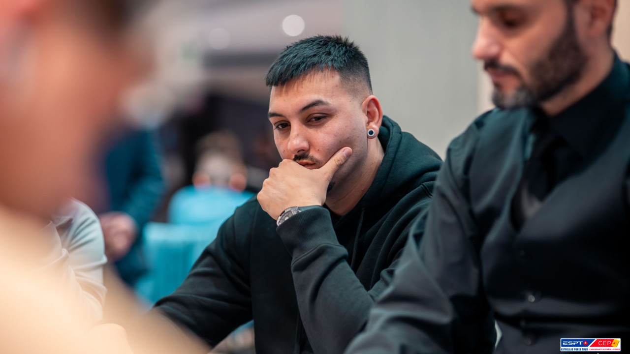 Ramón Carmona encuentra un river salvador en un triple all in preflop