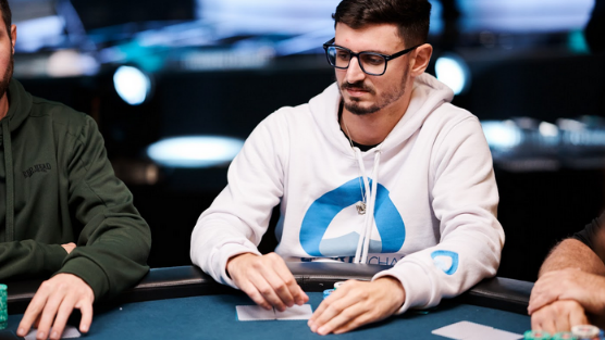 ¡Última mesa del Main Event! Allan Mello cae en la mesa secundaria