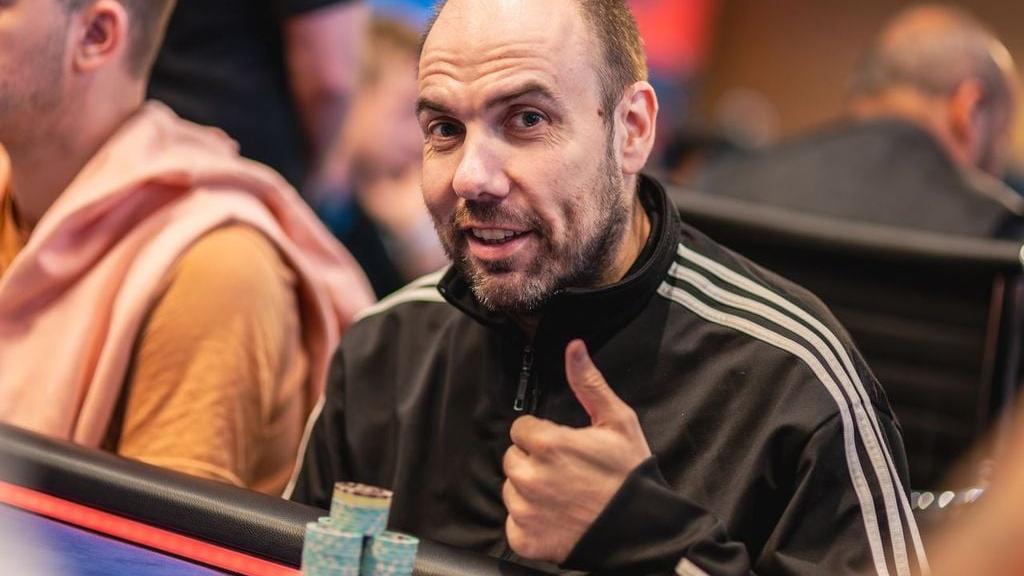 ¡Juan Castejón se dobla! 