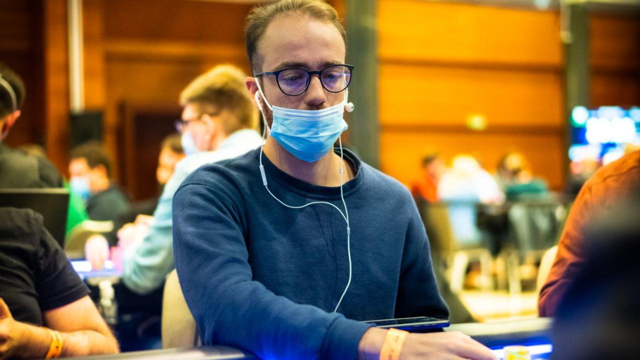 Adrià Díaz "favelita" causa baja en el Main Event EPT Praga