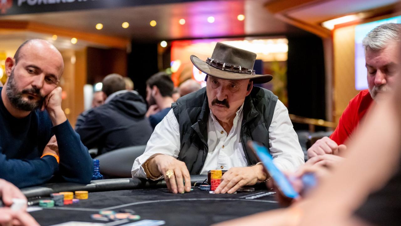 Pedro Domínguez 'El Grande' elimina a un rival en las primeras manos