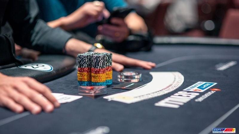 Continúa la 'remuntada' de Jaume Niell en el Main Event ESPT eliminando a Óscar San Miguel