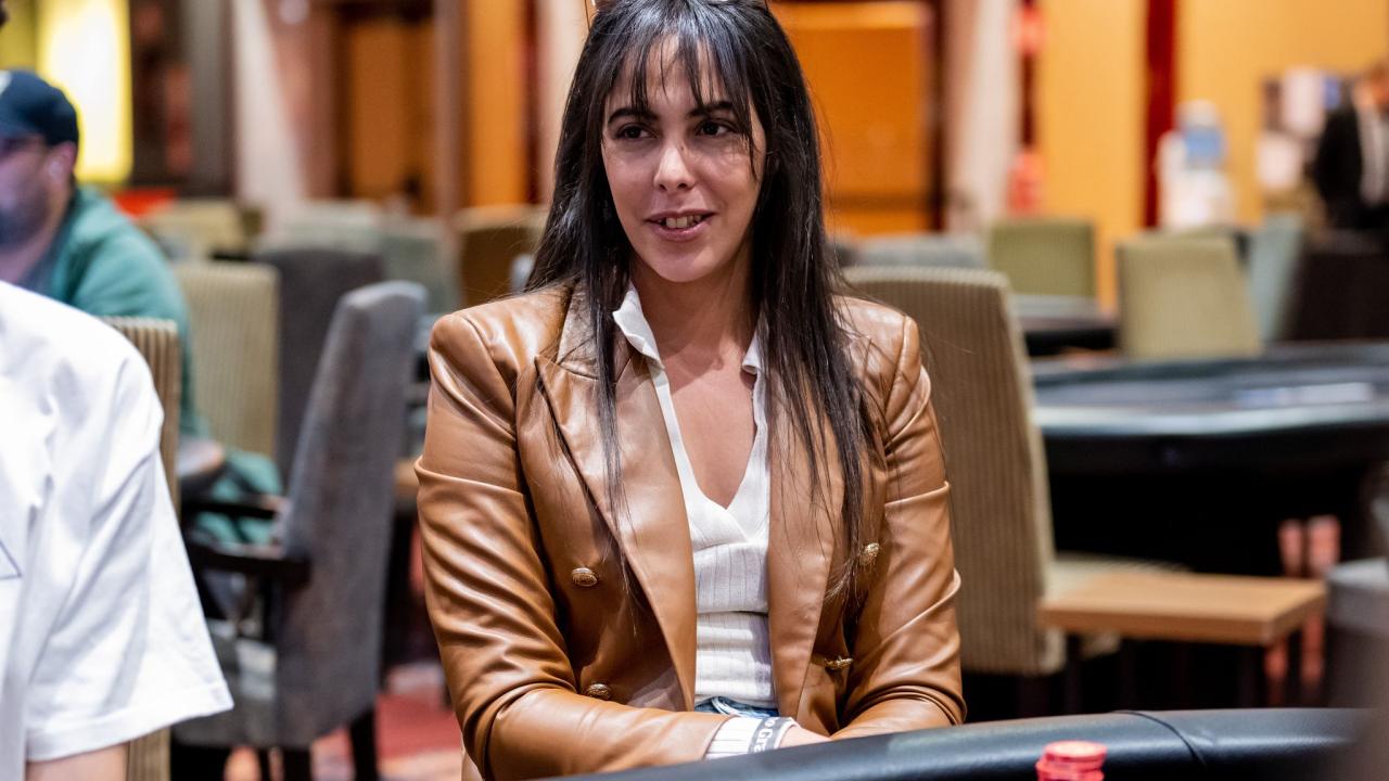 Yassmine Abdallaoui se triplica en las primeras manos
