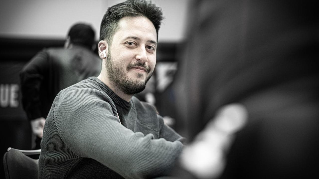 Adrián Mateos, en la Mesa Final del High Roller EPT Praga, tras eliminar a Simon Lofberg y Laurynas Levinskas