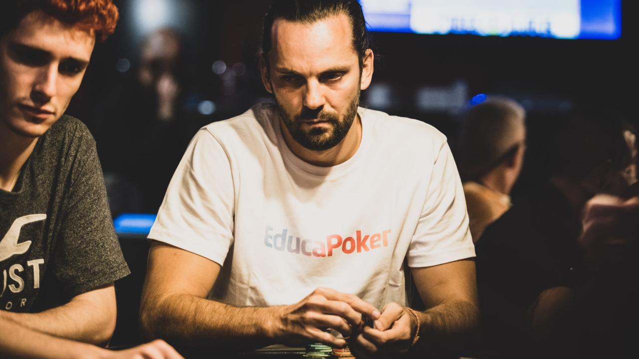 EducaPoker cara y cruz: Ricardo de la Rosa "Luanvi" cae eliminado mientras que José Jiménez "JMBigJoe" ha multiplicado su stack