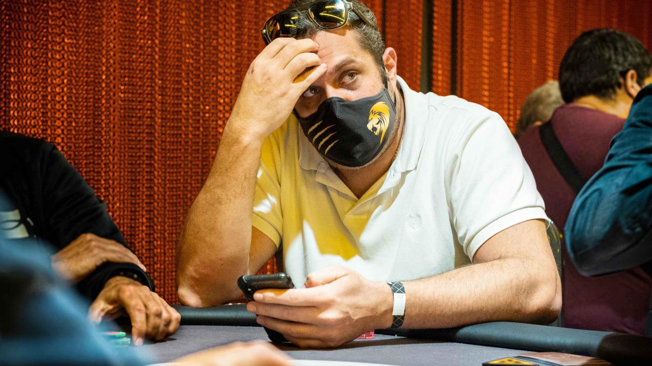 El duelo de cartas bajas entre Pedro Inglés y Jorge Diego acaba con el primero eliminado del Main Event 