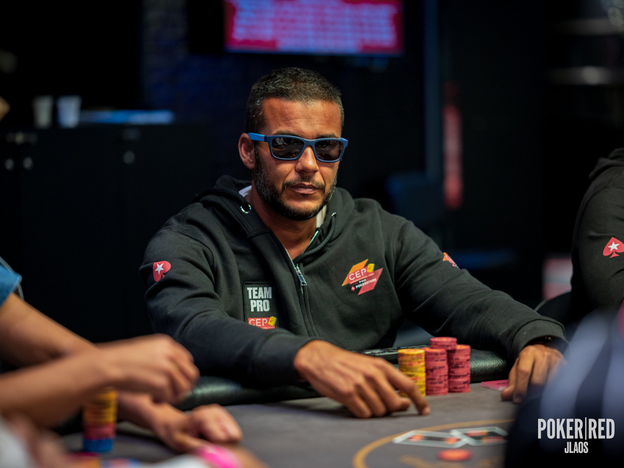 Omar Hernandez lidera la caza de los 48.000 € del Main Event.