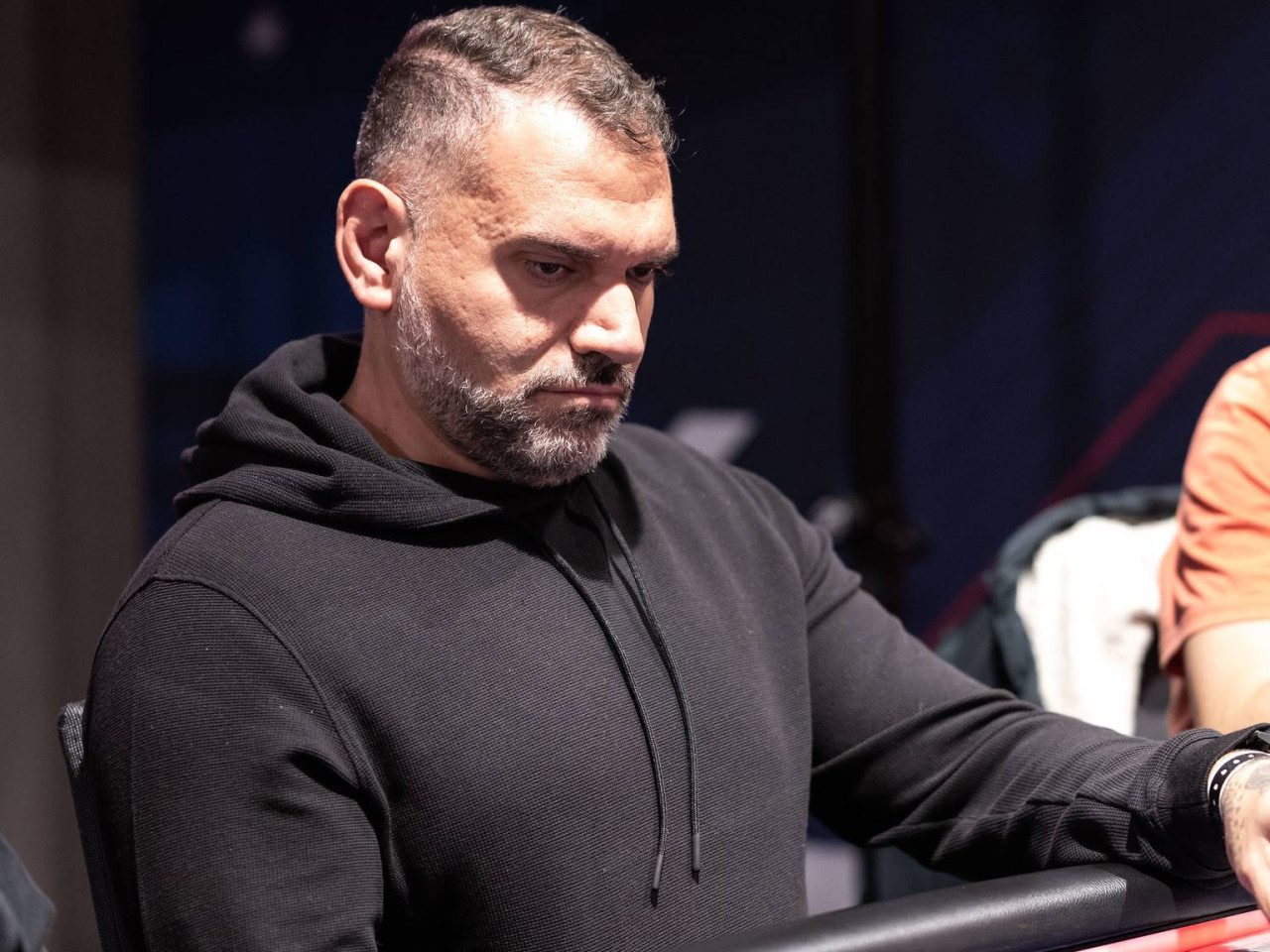 Yaman Nakdali firma un arranque de gigante en el Día 1A del Main Event
