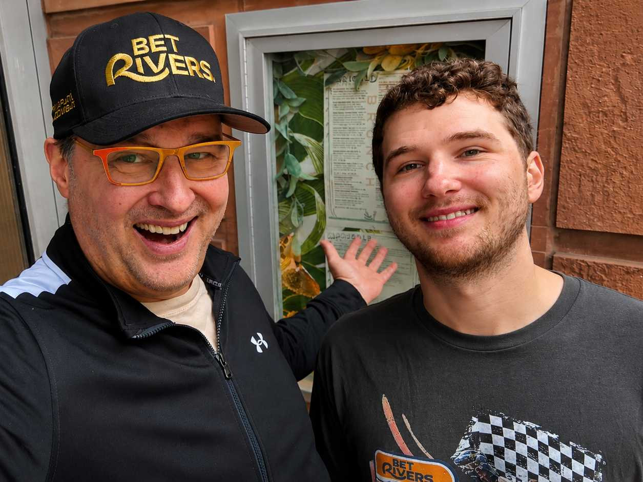 Phil Hellmuth convierte la venta de acción de su hijo en una apuesta con Shaun Deeb